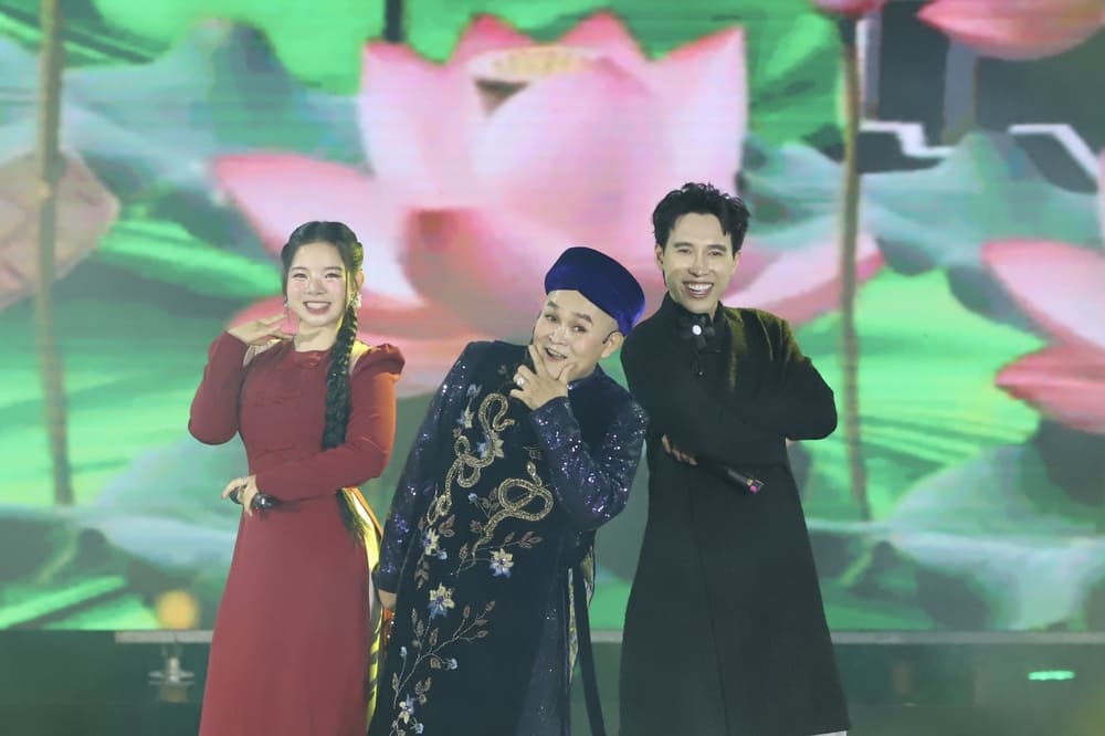 Nghe si Xuan Hinh mac ao dai, hat xam cung dan ca si tre. Anh: Huyen Chi