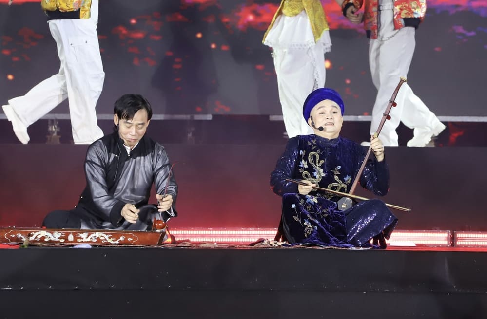 People's Artist Hoang Anh Tu and Meritorious Artist Xuan Hinh performed "Xam Ha Noi". Photo: Huyen Chi