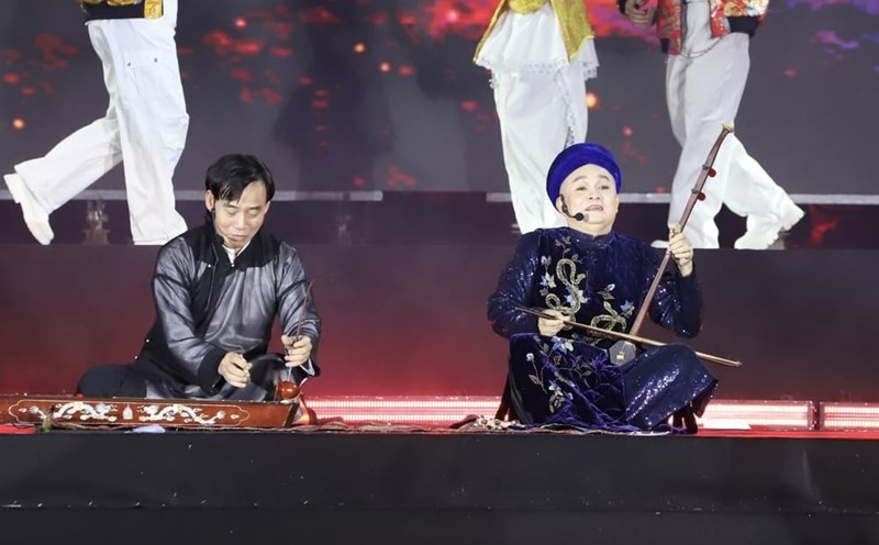 People's Artist Hoang Anh Tu and Meritorious Artist Xuan Hinh performed "Xam Ha Noi". Photo: Huyen Chi