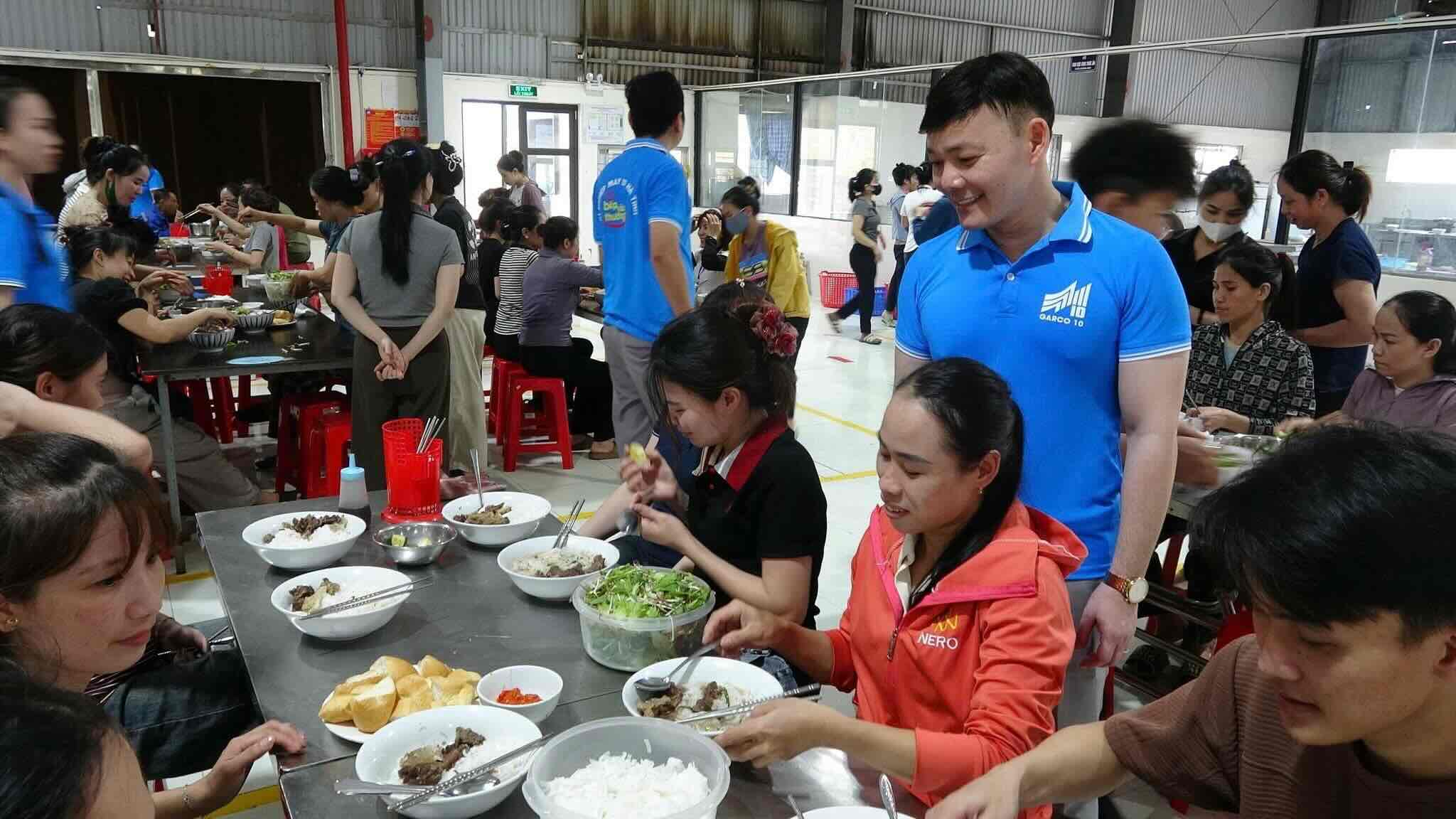 Hang tram cong nhan Xi nghiep May 10 Ha Tinh quay quan ben bua an am ap. Anh: Xi nghiep May 10 Ha Tinh