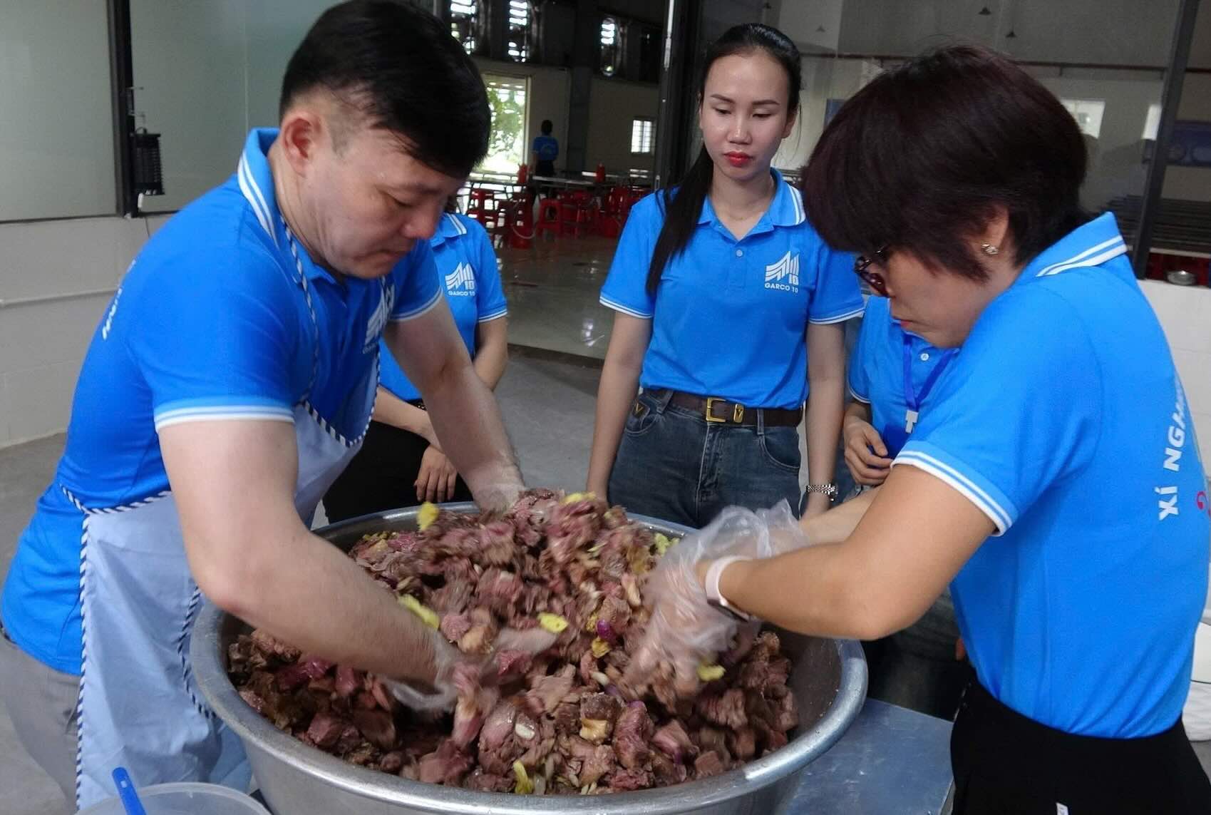 Giam doc Xi nghiep May 10 Ha Tinh vao bep chuan bi bua an cho cong nhan. Anh: Xi nghiep May 10 Ha Tinh
