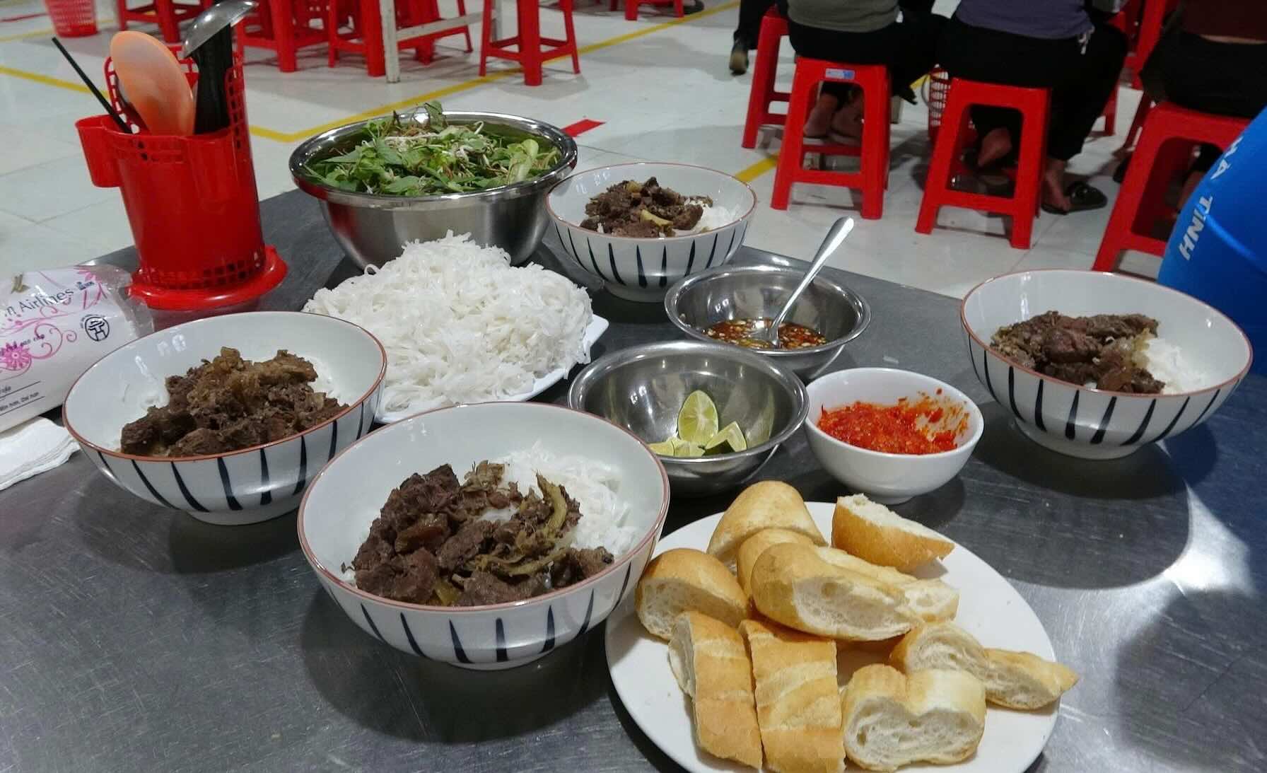 Bua an cho cong nhan het suc ngon mieng. Anh: Xi nghiep May 10 Ha Tinh