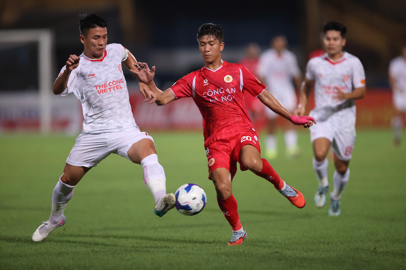 Cong an Ha Noi thi dau no luc trong ngay khai mac. Anh: Minh Dan