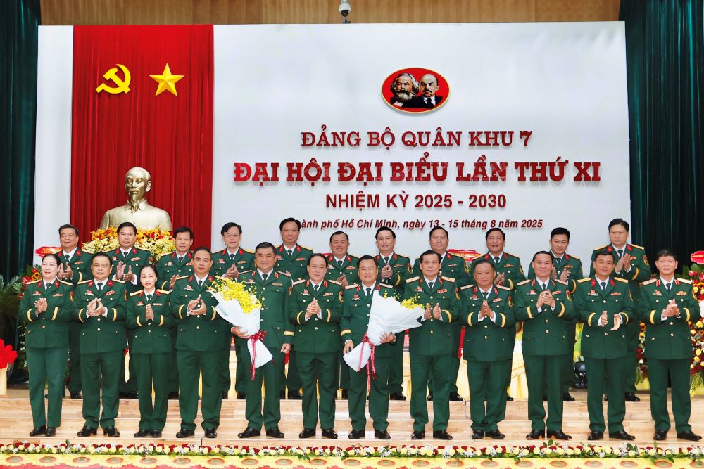Thieu tuong Ngo Quang Tuan, Uy vien Chuyen trach Uy ban Kiem tra Quan uy Trung uong tang hoa chuc mung Ban Chap hanh Dang bo Quan khu 7, nhiem ky 2025 – 2030 va doan dai bieu di du Dai hoi Dang bo Quan doi lan thu XII. Ảnh: 