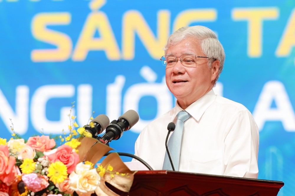 Mr. Do Van Chien - Politburo member, Secretary of the Party Central Committee, Secretary of the Party Committee of the Fatherland Front, Central organizations, Chairman of the Central Committee of the Vietnam Fatherland Front emphasized the inclusion of bonuses based on value of benefits in collective labor agreements between enterprises and employees. Photo: Hai Nguyen