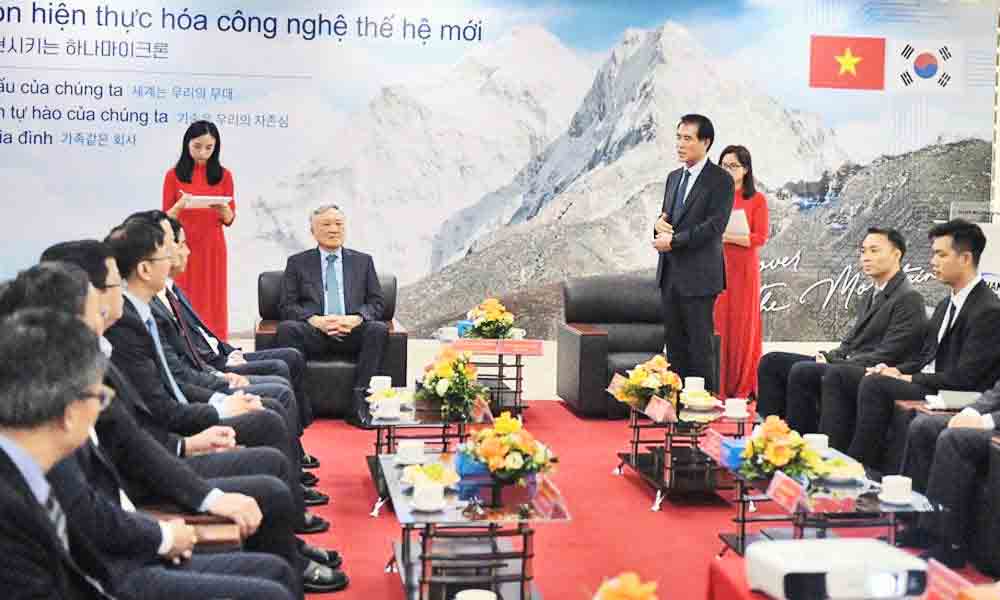 Permanent Deputy Prime Minister Nguyen Hoa Binh listened to a report on the production situation of Hana Micron Vina Limited Liability Company (Bac Ninh). Photo: Trinh Lan