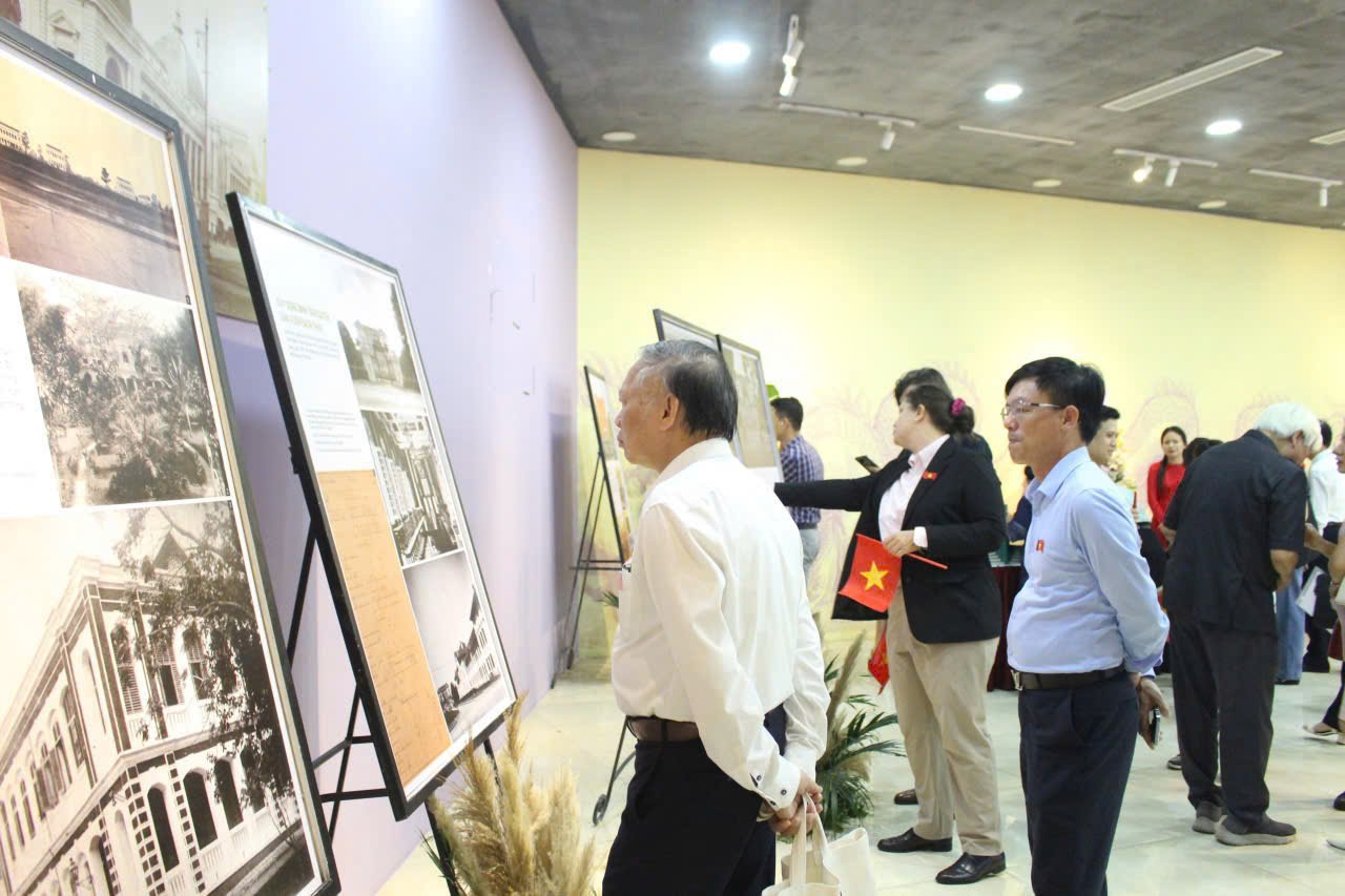 Cong chung tham quan trien lam. Anh: Le Tuyen