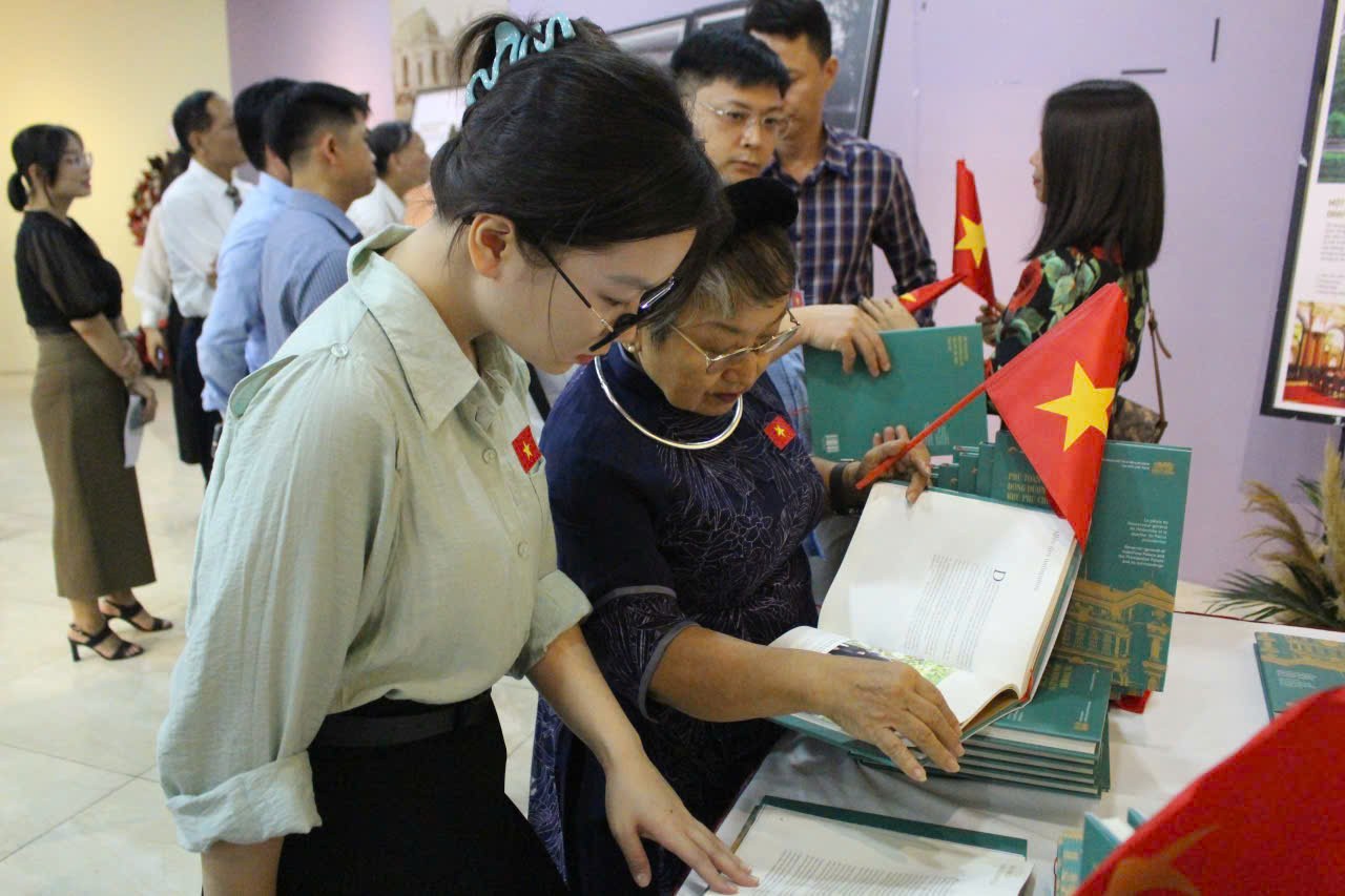 Cuon sach viet ve khong gian cua Phu Toan quyen nam xua va Phu Chu tich hien nay tu nhieu nguon tu lieu.