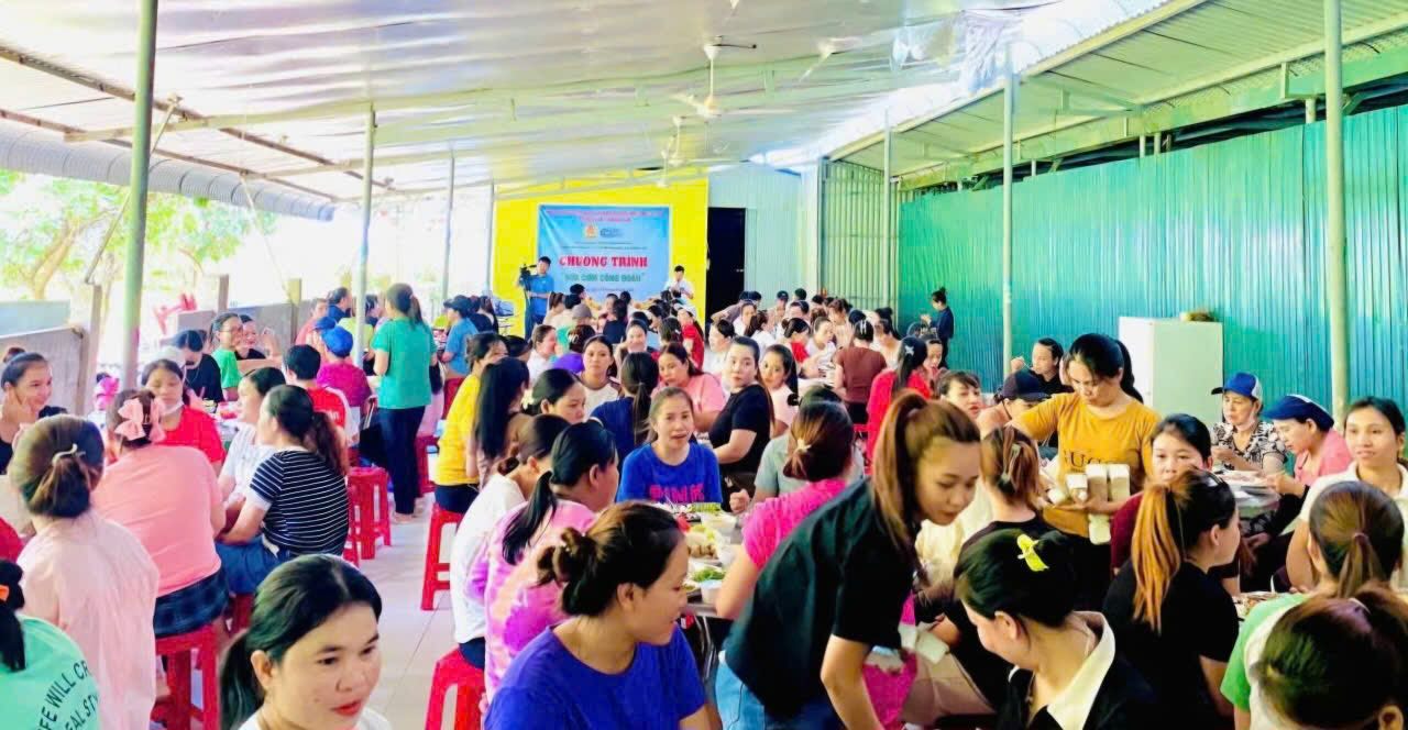 Workers gathered at the warm "Union Meal". Photo: Le Nhu