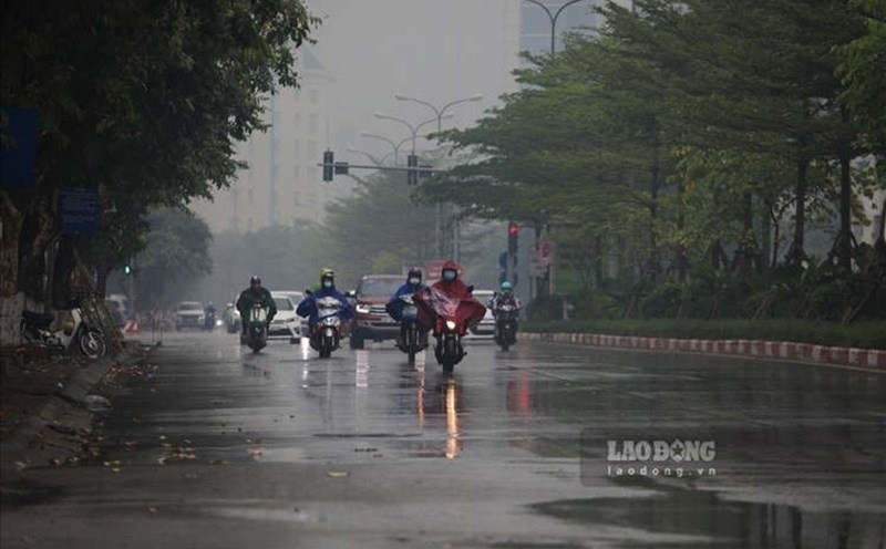 明日8月16日のハノイの天気予報は、中雨、大雨、および散発的な雷雨です。写真:トー・テー