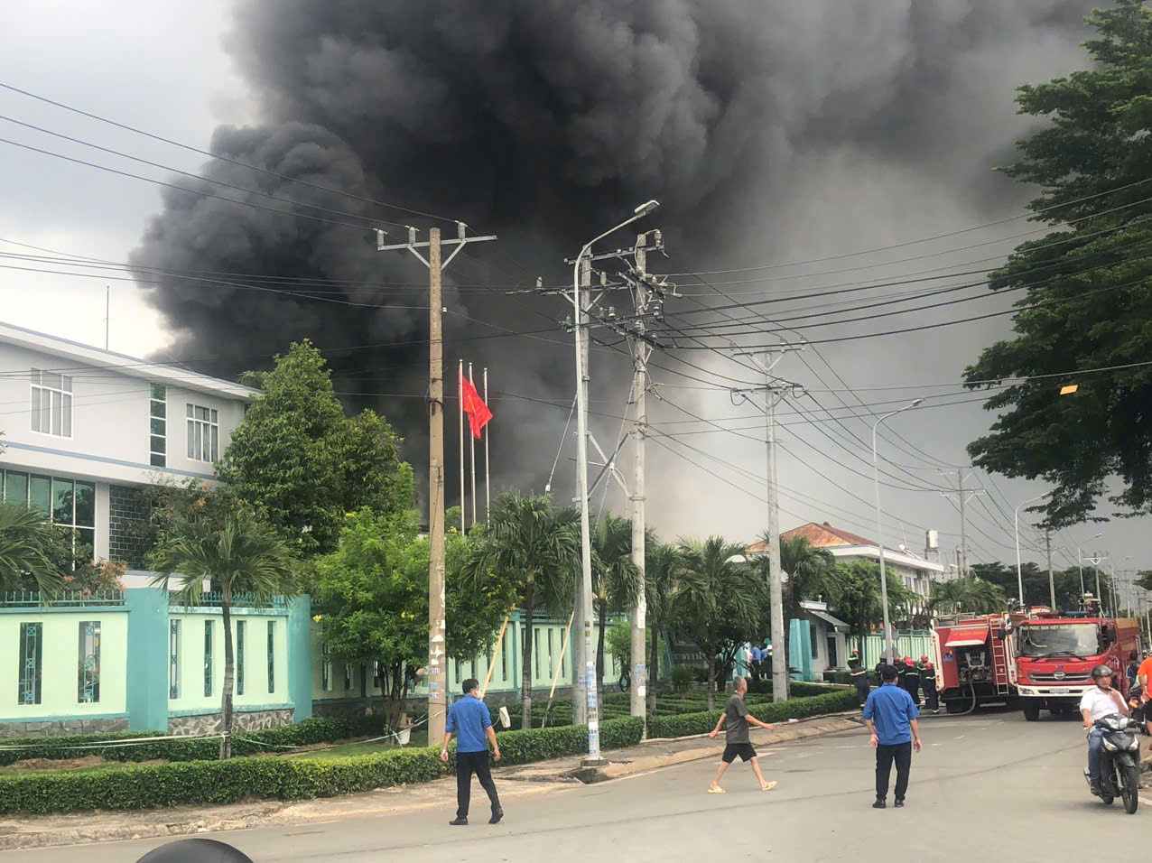 Fire at an environmental company in Tan Hiep ward, Ho Chi Minh City. Photo: Dinh Trong