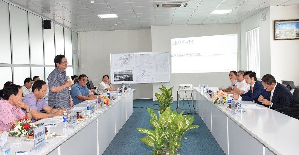 UBND tinh Ca Mau cung nha dau tu Du an dien khi LNG bao cao voi Bi thu Tinh uy Ca Mau ve tien do thuc hien du an. Anh: Kieu Ngan