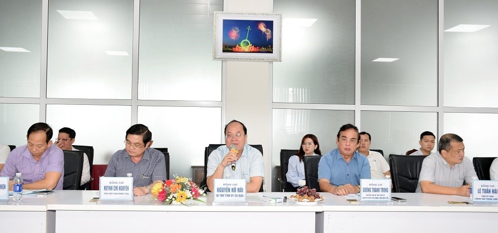 Secretary of the Ca Mau Provincial Party Committee Nguyen Ho Hai proposed to remove difficulties so that the LNG Power Project can soon come into operation. Photo: Kieu Ngan