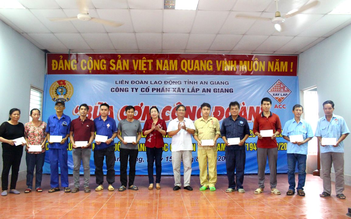 Lanh dao Dang uy, chinh quyen va Cong doan co so Cong ty Co phan Xay lap An Giang trao ho tro doan vien co hoan canh dac biet kho khan. Anh: Lam Dien