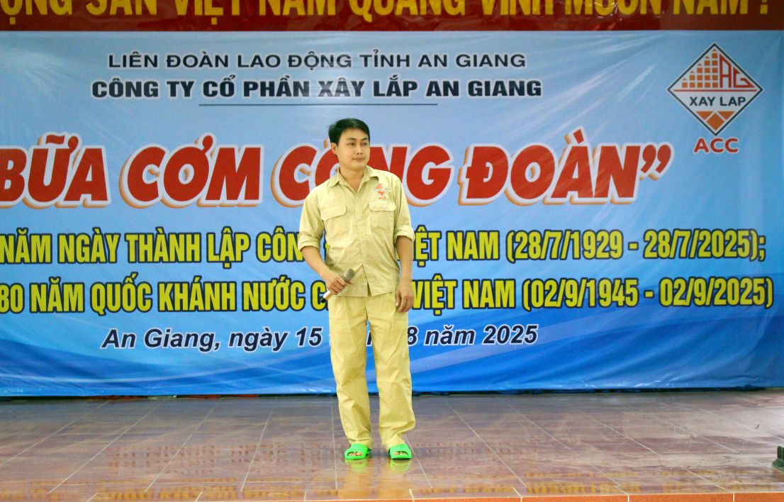 Cong nhan lao dong tham gia tiet muc van nghe phuc vu tai Bua an Cong doan. Anh: Lam Dien