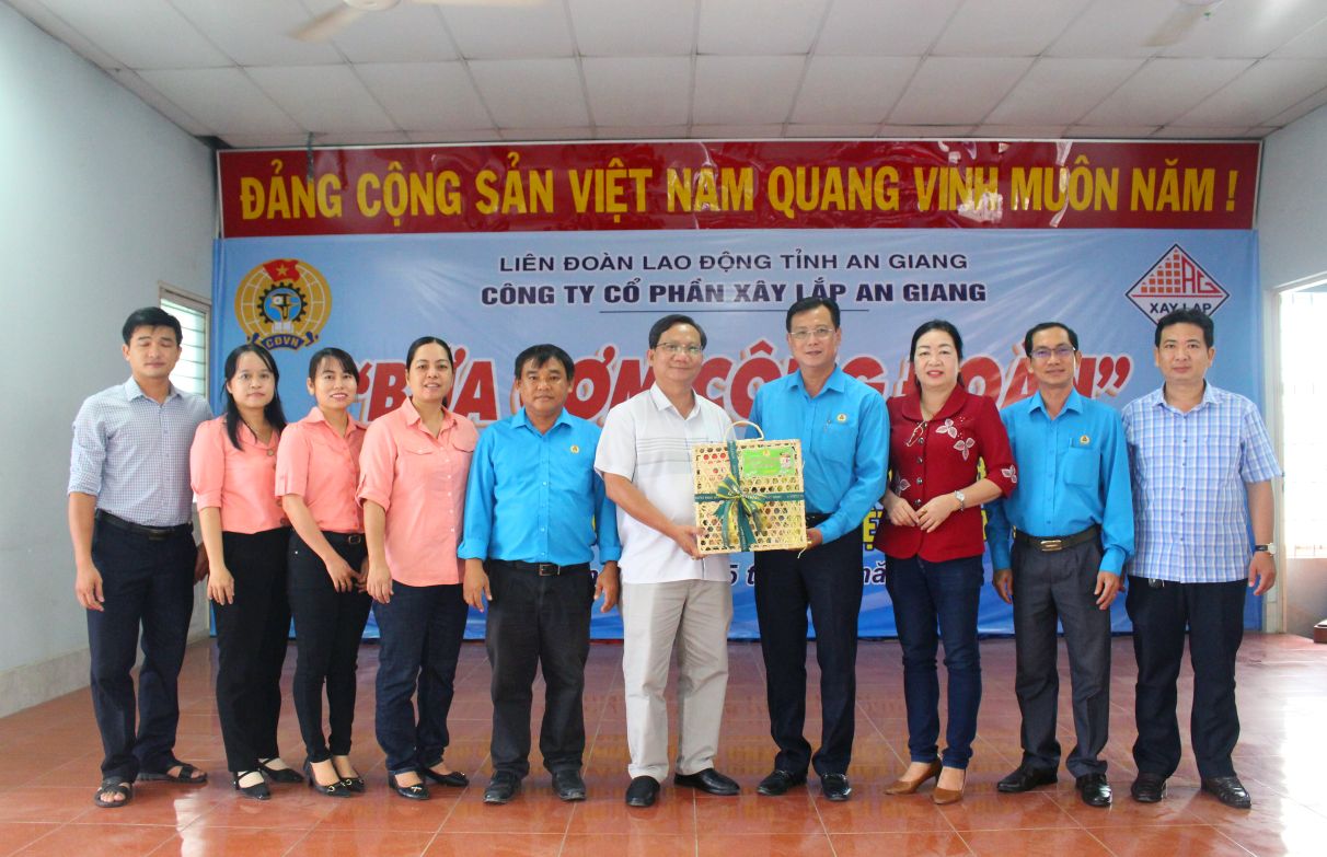 Doan cong tac Lien doan lao dong tinh An Giang do ong Nguyen Nhat Tien- Pho chu tich, Truong Ban Cong doan, dan dau, trao tang qua cho Cong ty Co phan Xay lap An Giang. Anh: Lam Dien