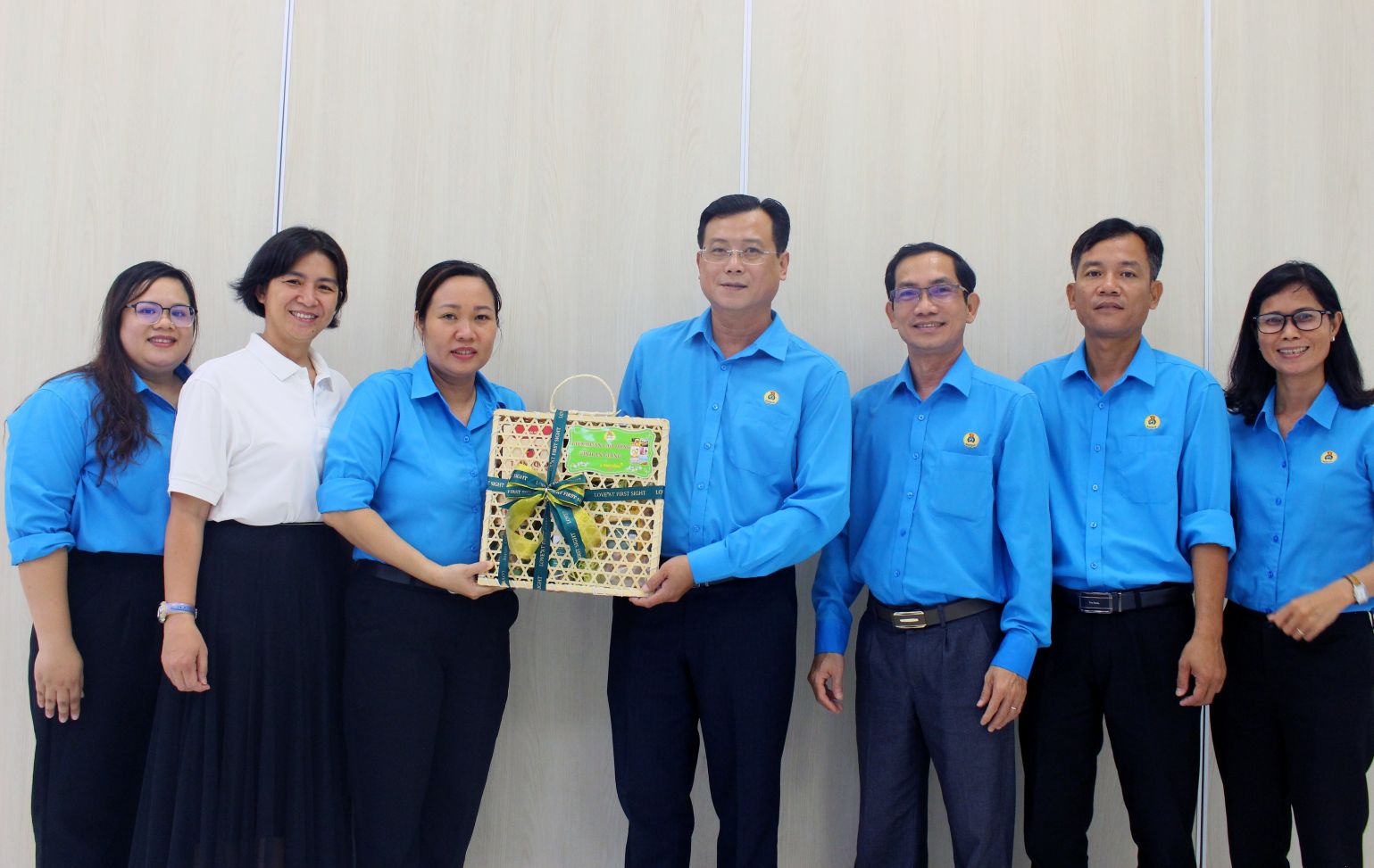 Doan cong tac Lien doan lao dong tinh An Giang do ong Nguyen Nhat Tien- Pho chu tich, Truong Ban Cong doan, dan dau, trao tang qua cho Cong ty Co phan Rau qua thuc pham An Giang. Anh: Lam Dien