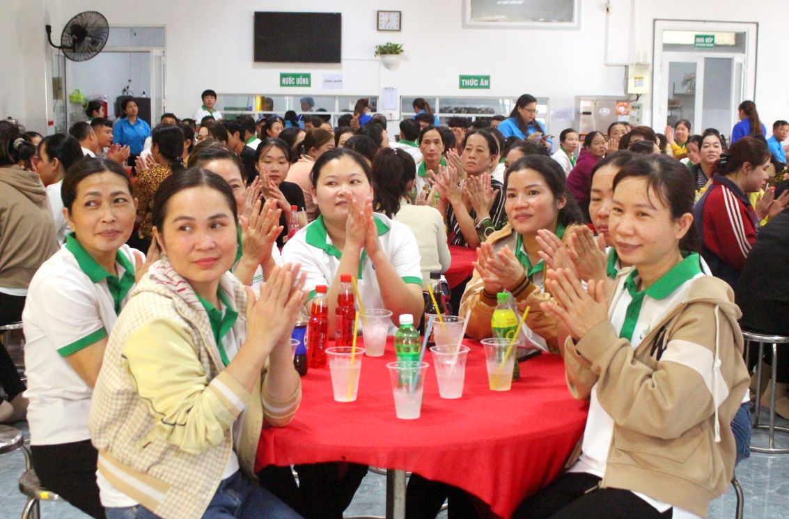 Voi viec ket noi nhieu hoat dong ho tro co y nghia, Bua com Cong doan o An Giang khong chi mang lai cho doan vien mot bua ngon, ma con mang den nhieu cam xuc sang khoai, am ap... Anh: Lam Dien