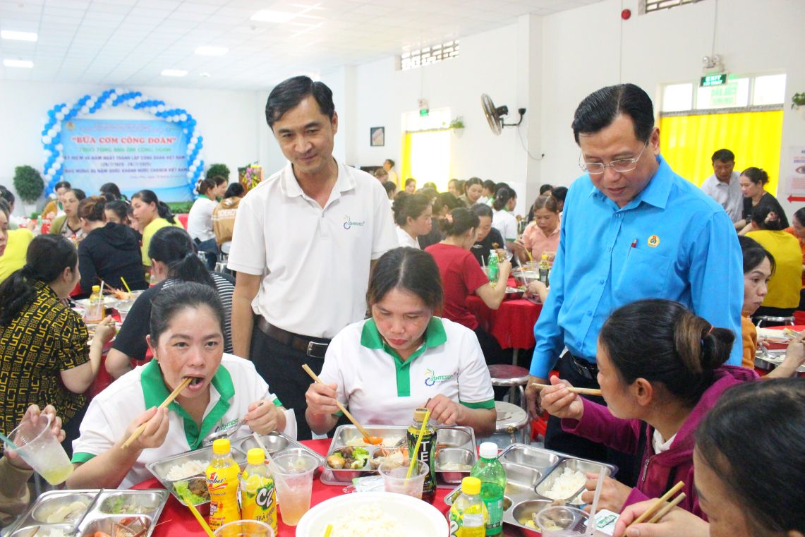 Ong Nguyen Nhat Tien cung lanh dao Cong ty Co phan Rau qua thuc pham An Giang den tan ban an tham hoi doan vien, cong nhan, lao dong. Anh: Lam Dien