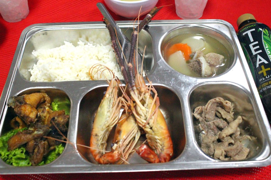 Can canh cac mon an dac san tai Bua com Cong doan tai Cong ty Co phan Rau qua thuc pham An Giang. Anh: Lam Dien 