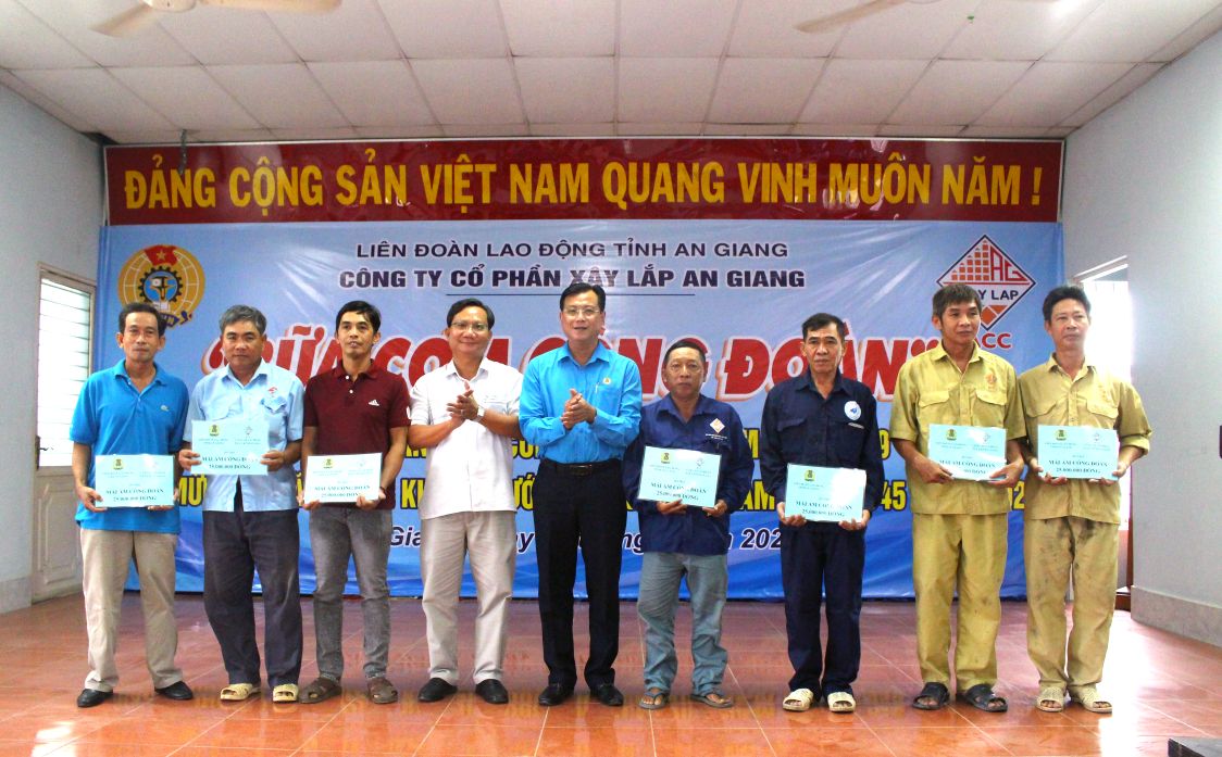 Trao ho tro Mai am Cong doan cho doan vien Cong ty Co phan Xay lap An Giang. Anh: Lam Dien