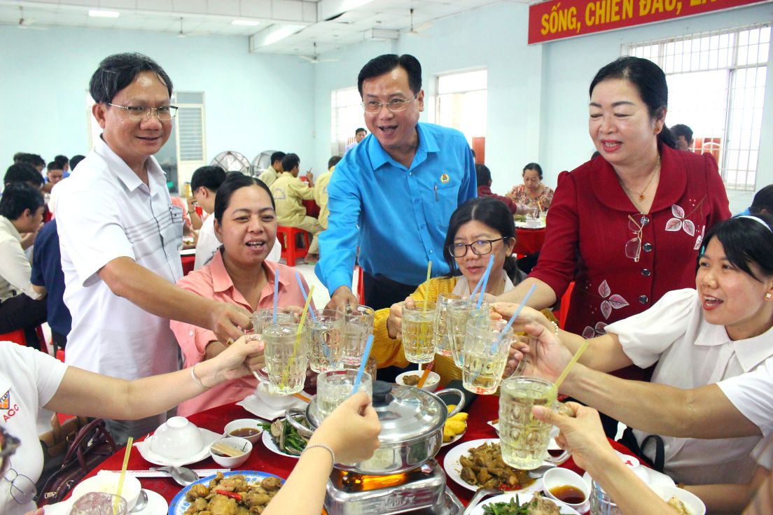 Ong Nguyen Nhat Tien va lanh dao Cong ty Co phan Xay lap An Giang chung vui voi doan vien, cong nhan lao dong tai Bua com Cong doan. Anh: Lam Dien