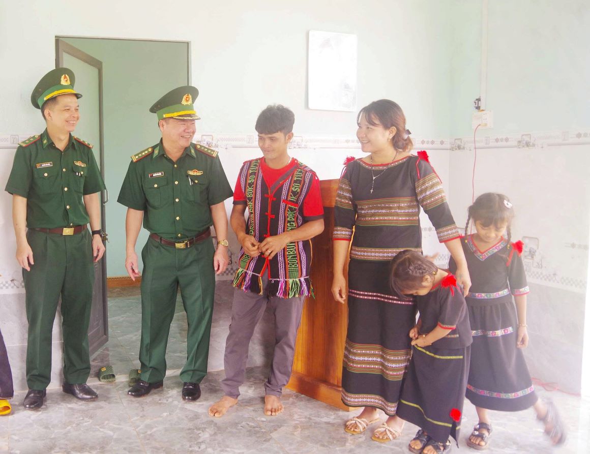 Lideres del Comando de la Guardia Fronteriza de Lam Dong visitan la nueva casa de la familia del Sr. Dieu Thinh (bon Bu Nd'rung comuna de Tuy Duc) perteneciente al programa de demolicion de casas temporales y casas destartaladas. Foto: Van Hoan