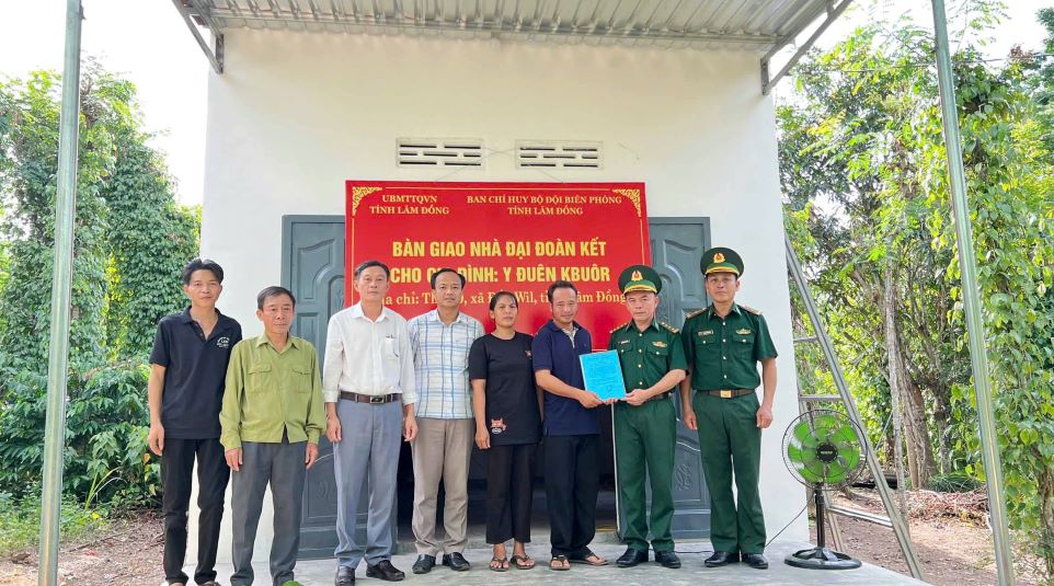 Don Bien phong Nam Na cung dai dien chinh quyen dia phuong ban giao nha cho gia dinh anh Y Duen KBuor (thon 9, xa Dak Wil). Anh: Van Hoan