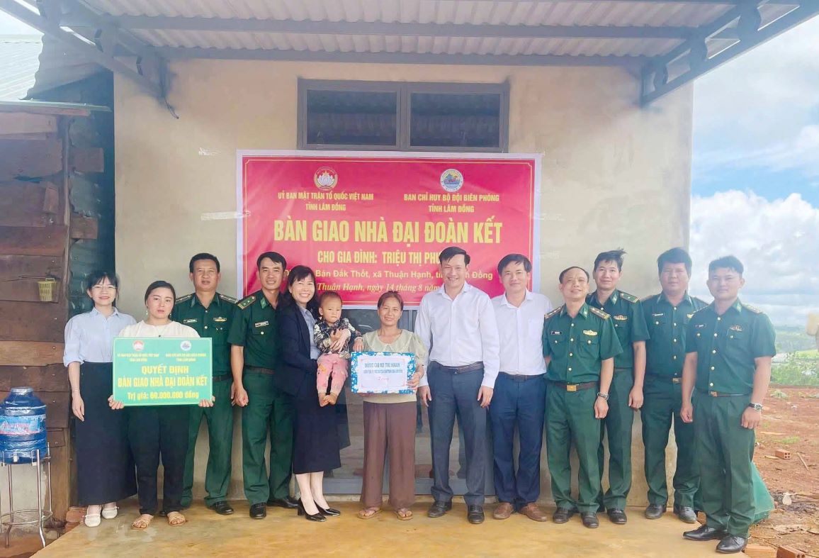 Lanh dao MTTQVN tinh Lam Dong ban giao nha cho gia dinh chi Trieu Thi Phuong (ban Dak Thot, xa Thuan Hanh). Anh: Van Hoan