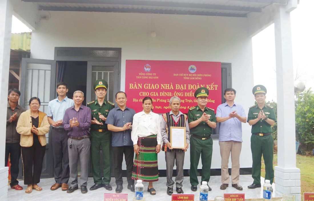 Gia dinh ong Dieu SRuc (bon Bu P'rang 2, xa Quang Truc) nhan ban giao nha moi. Anh: Van Hoan
