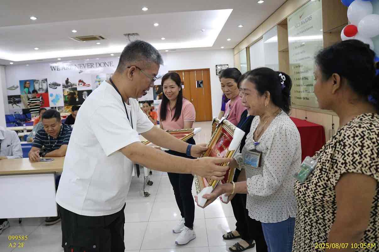 푸첸 베트남 유한회사 은퇴 연령에 도달한 노동자에게 감사 표해. 사진: 회사 노동조합