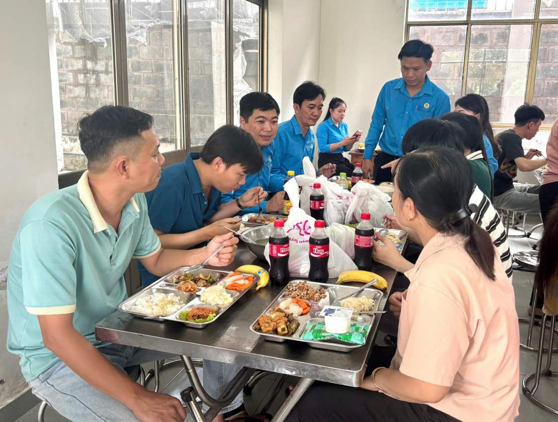 Nguyen Tan Dat 호치민시 노동총연맹 부위원장이 식사를 하고 노동자들을 격려하고 있습니다. 사진: Yen Nhi