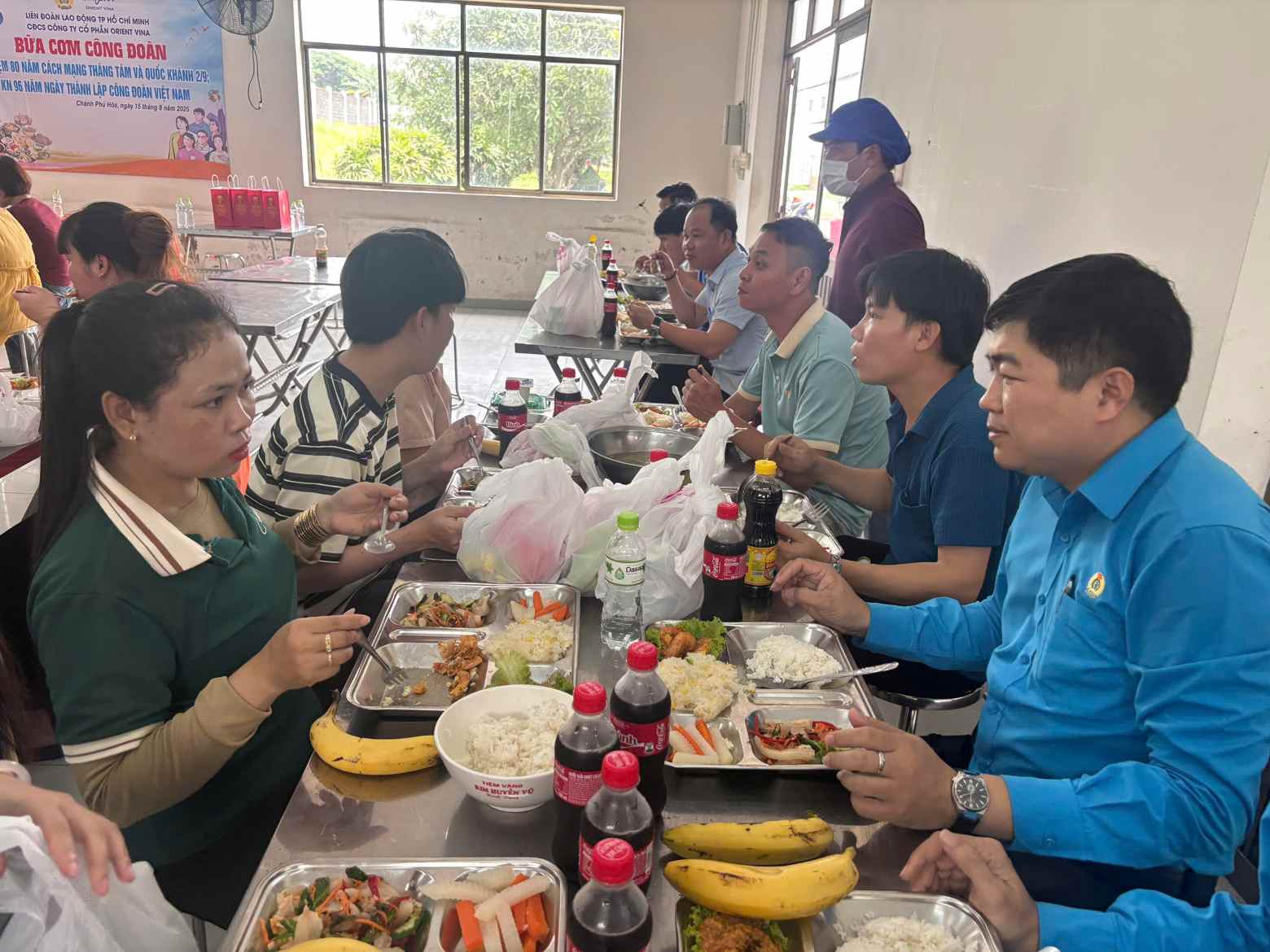 Ong Nguyen Tan Dat - Pho Chu tich LDLD TPHCM an com va tro chuyen dong vien cong nhan lao dong. Anh: Yen Nhi