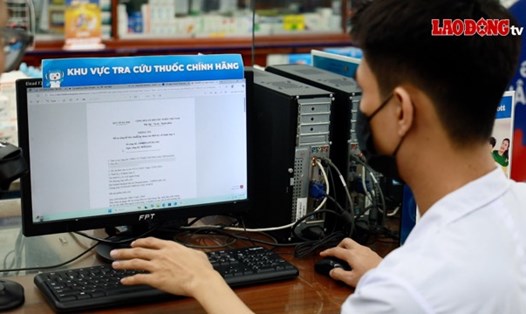 Nhà thuốc Long Châu người dân mua thuốc có thể kiểm tra nguồn gốc tại chỗ. Ảnh: Nguyễn Ly
