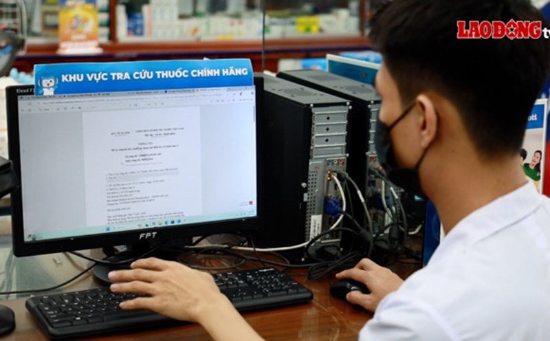 Long Chau Pharmacy, people who buy the medicine can check the origin on the spot. Photo: Nguyen Ly