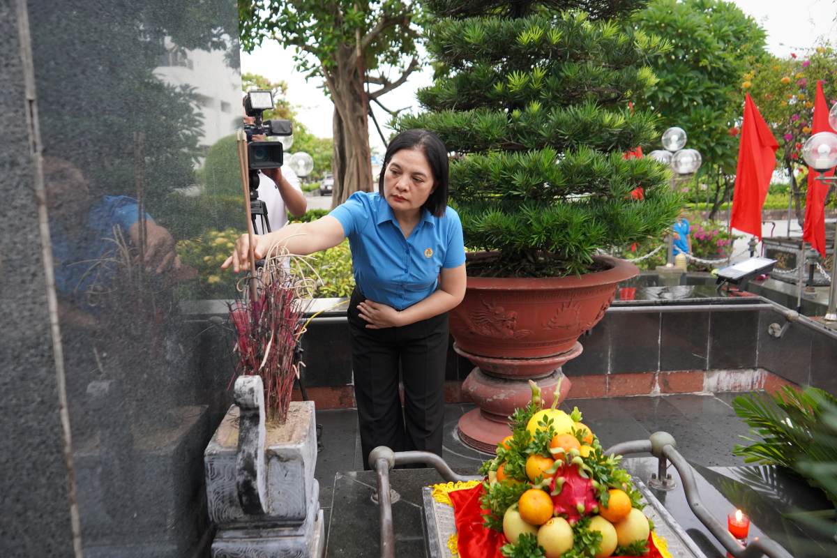 Lanh dao LDLD TP Hai Phong dang huong tuong niem dong chi Nguyen Duc Canh truoc chuong trinh bieu duong con CNVCLD. Ảnh: Mai Dung