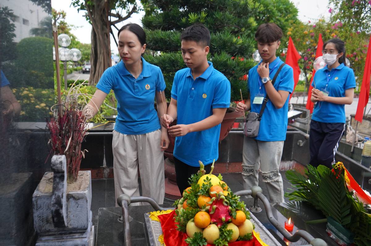 Nguyen Dac Canh 동지에게 향을 피우는 대표단이 Hai Phong에서 Ha Noi까지 호치민 주석에게 보고하는 여정을 시작하기 전에. 사진: Mai Dung
