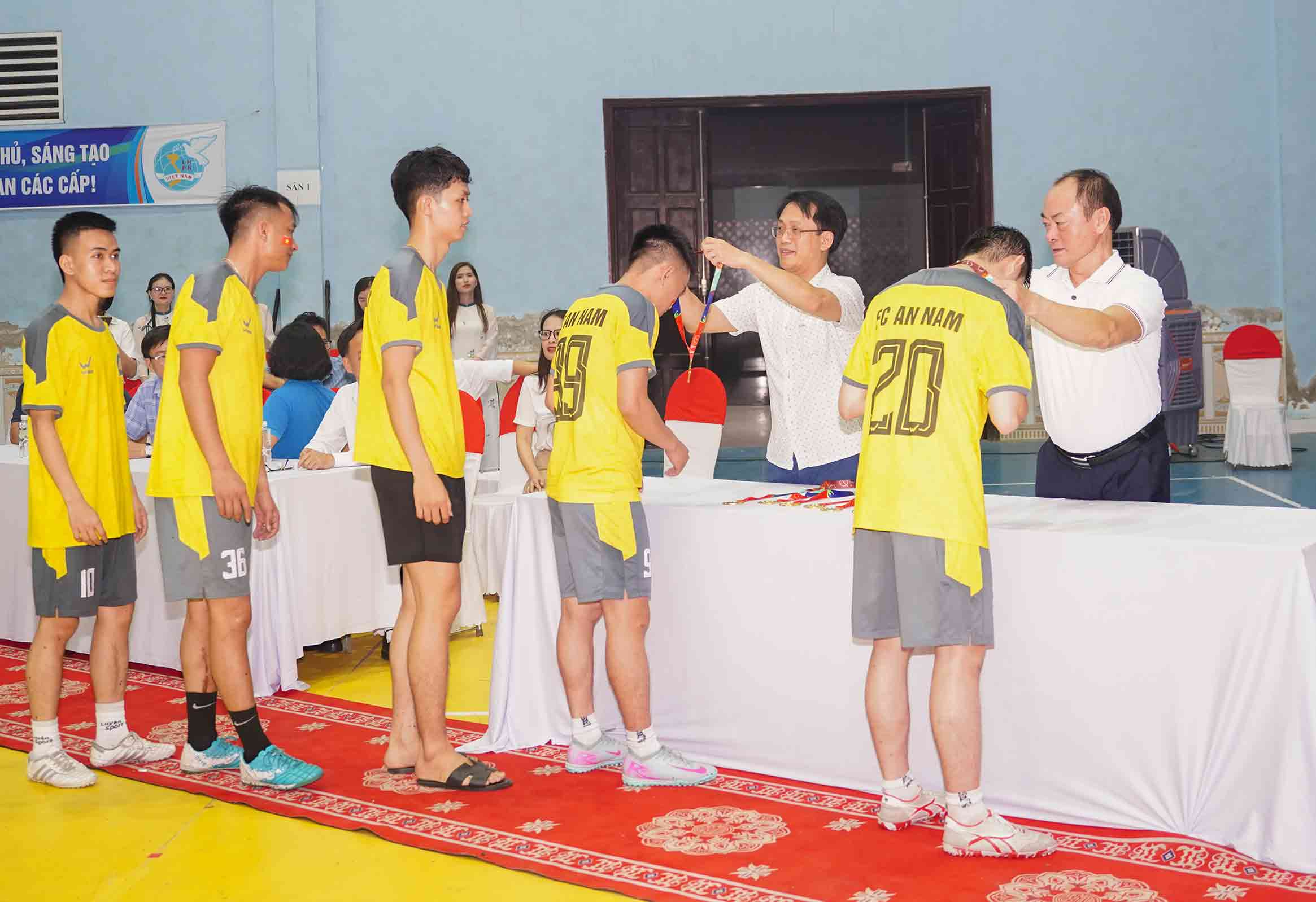 Lanh dao Lien doan Lao dong tinh va Ban Quan ly khu kinh te Dong Nam trao huy chuong cho cac van dong vien. Anh: Duy Chuong