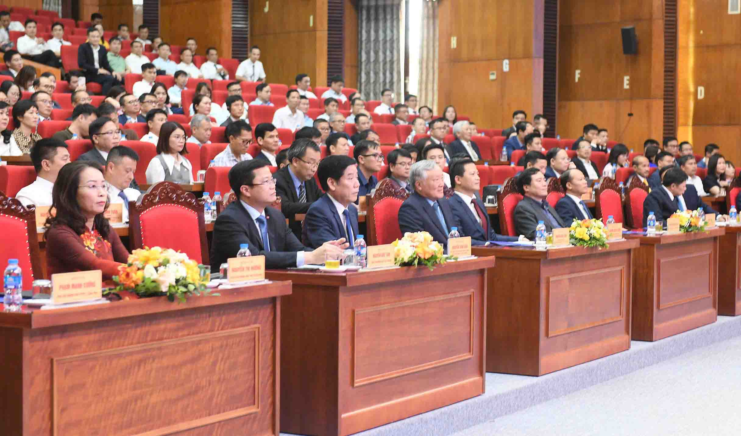 Pho Thu tuong Thuong truc Nguyen Hoa Binh cung cac dai bieu du Hoi nghi. Anh: Trinh Lan
