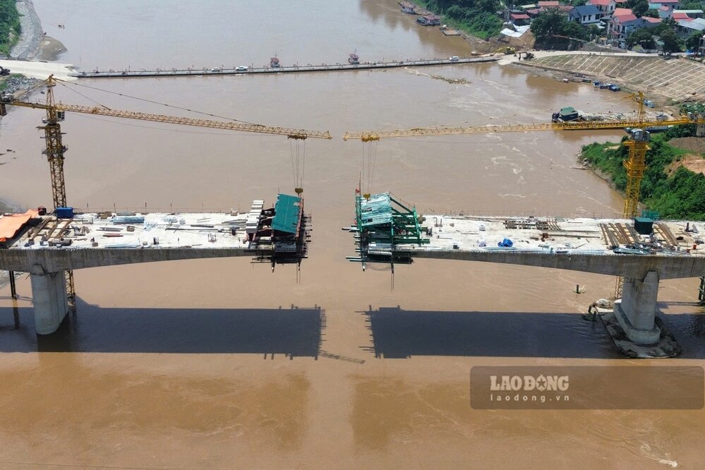 Construction site of the new Phong Chau bridge project. Photo: To Cong