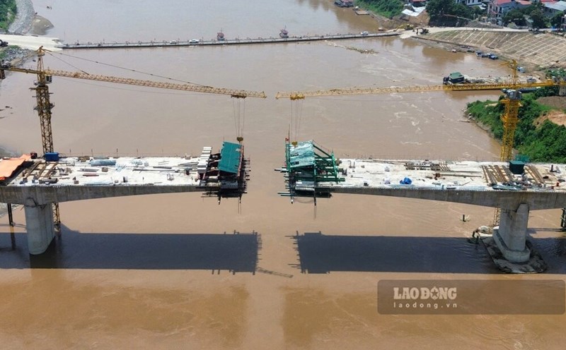 Construction site of the new Phong Chau bridge project. Photo: To Cong