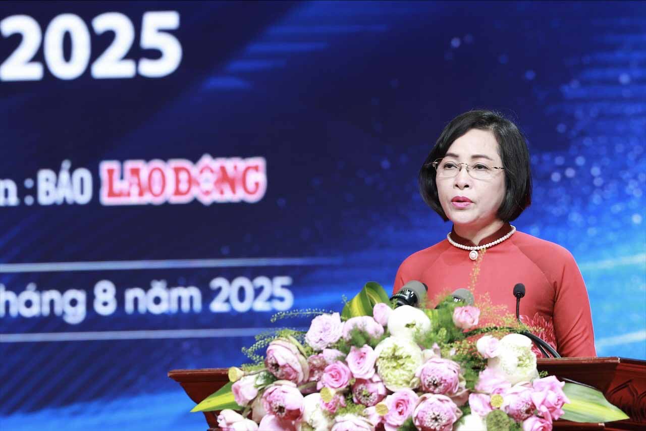 응우옌 티 탄 국회 부의장이 프로그램에서 발언하고 있습니다. 사진: 하이 응우옌