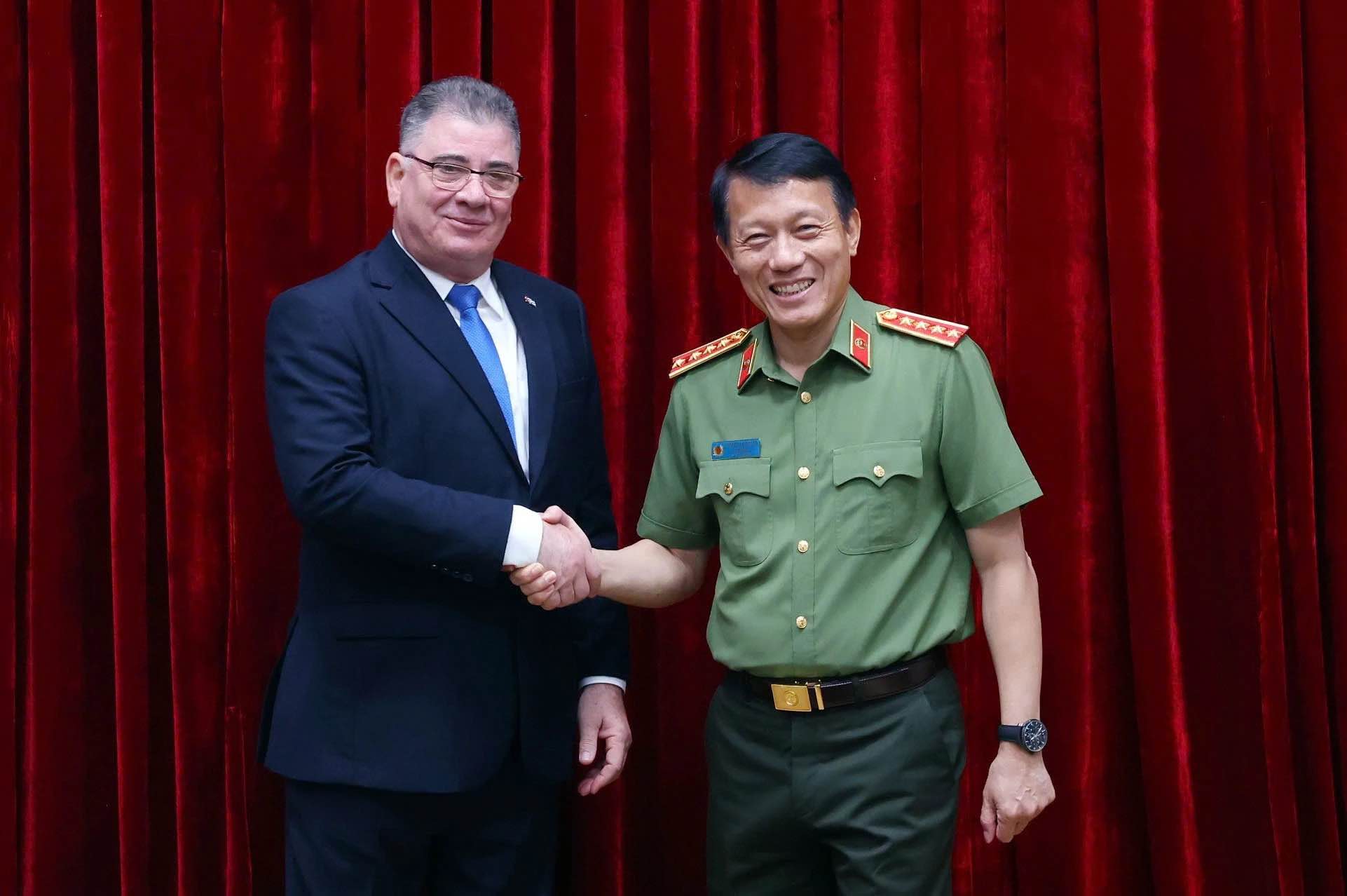 Cuban Minister Luong Tam Quang and Cuban Minister of Home Affairs Lazaro Alberto Alvarez Casas. Photo: Ministry of Public Security