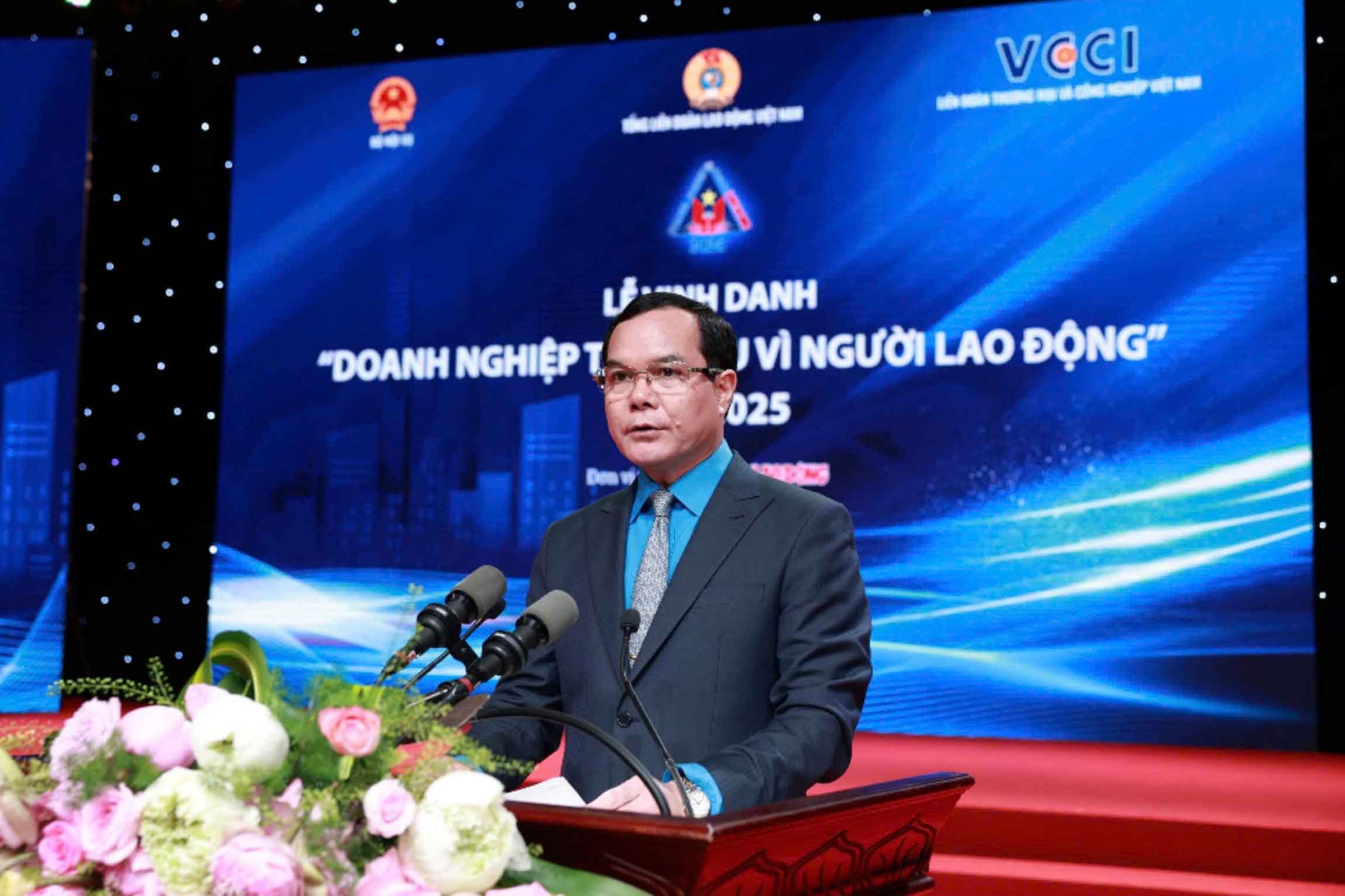 Ong Nguyen Dinh Khang phat bieu khai mac Le vinh danh doanh nghiep tieu bieu vi nguoi lao dong nam 2025. Anh: Hai Nguyen
