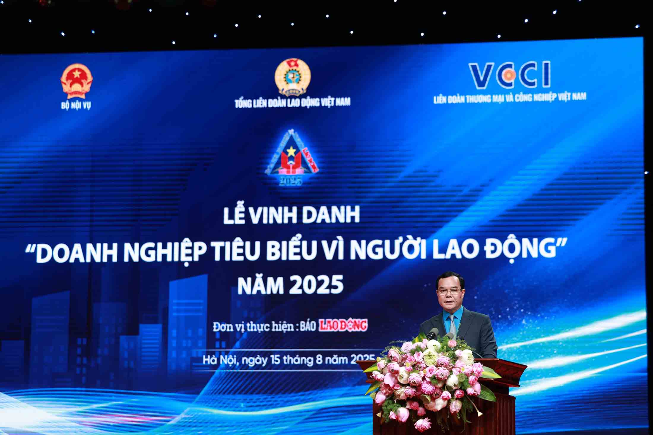 Nguyen Dinh Khang 씨가 2025년 노동자를 위한 모범 기업 표창식 개막 연설을 하고 있습니다. 사진: Hai Nguyen