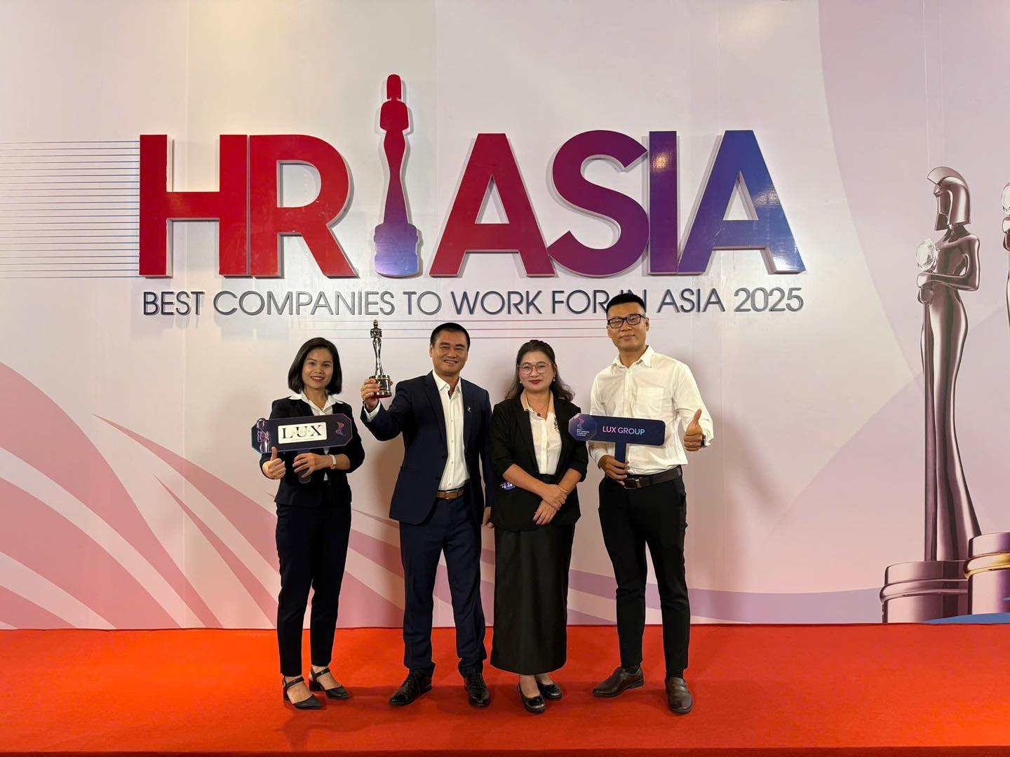 At the "Best Workplace in Asia 2025" award ceremony, Dr. Pham Ha - Founder, Chairman of LuxGroup - affirmed: "We choose happiness as a mission - not only for customers, but first of all for our staff. At LuxGroup, everyone is able to truly live with passion, be inspired, recognized and developed. Happiness is not a destination, but a journey of daily life - where Vietnamese values are spread by a kind heart and heartfelt service". Photo: LuxGroup