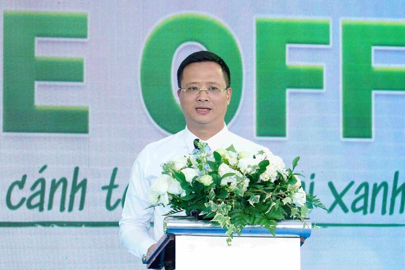 Cuc truong Cuc Hang khong Viet Nam, ong Uong Viet Dung chuc mung hop tac giua hai don vi. Anh Vietjet
