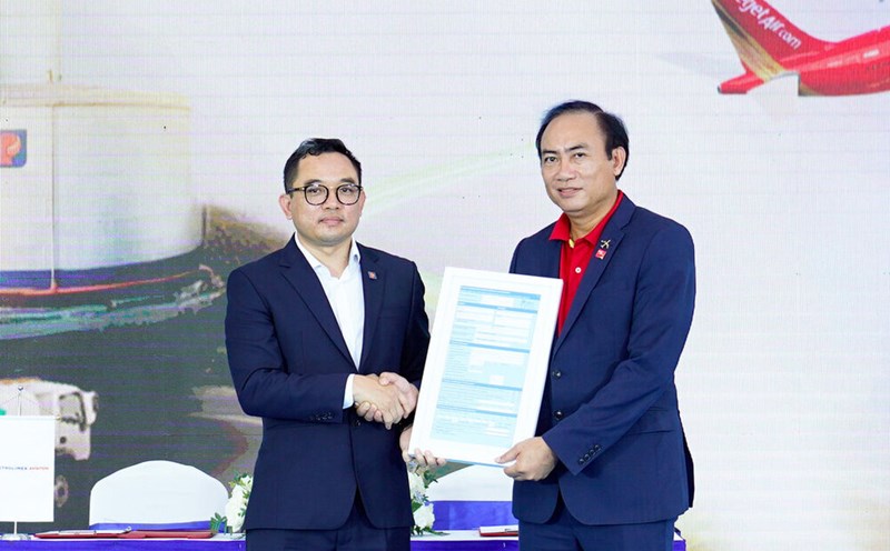 Petrolimex Aviation transfers Sustainability - Proof of Sustainability (PoS) according to ISCC EU standards to Vietjet. Photo Vietjet