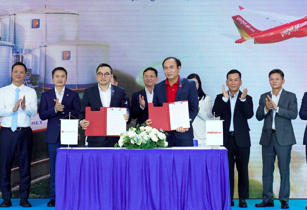 ho Tong giam doc Thuong truc Vietjet To Viet Thang (phai) va Tong Giam doc Petrolimex Aviation Nguyen Van Hoc (trai) ky ket thoa thuan hop tac tieu thu Nhien lieu hang khong ben vung SAF.