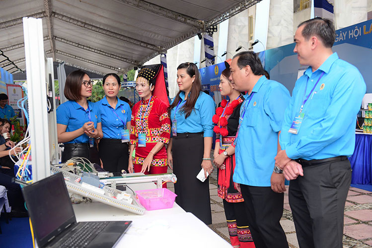 Cac dai bieu tham quan va nghe gioi thieu ve mo hinh dieu khien bang tai tai gian trung bay cua LDLD tinh Dien Bien. Anh: Giang Nam